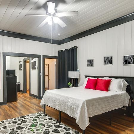 Modern Greenwood Studio Less Than 1 Mi To Downtown! Εξωτερικό φωτογραφία