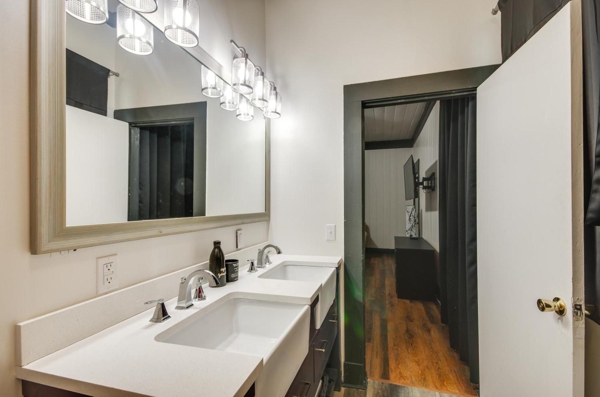 Modern Greenwood Studio Less Than 1 Mi To Downtown! Εξωτερικό φωτογραφία
