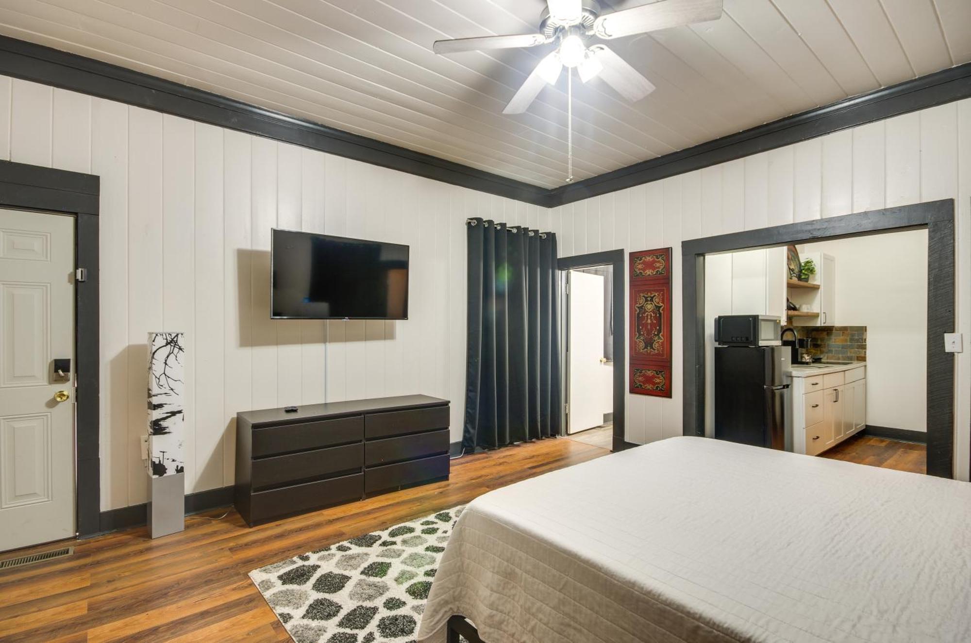Modern Greenwood Studio Less Than 1 Mi To Downtown! Εξωτερικό φωτογραφία