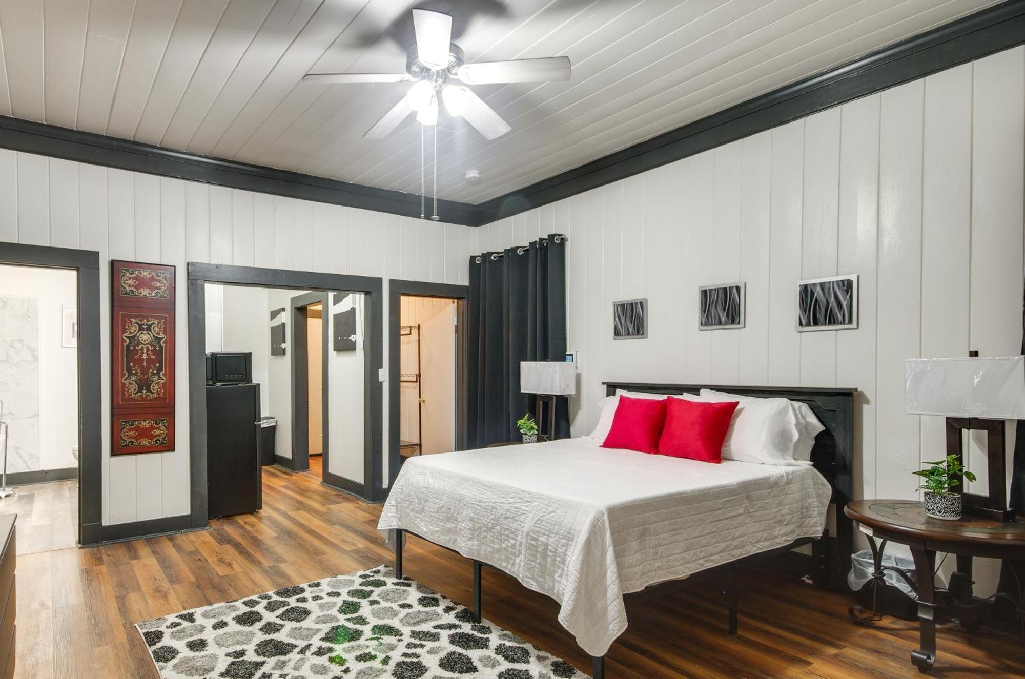 Modern Greenwood Studio Less Than 1 Mi To Downtown! Εξωτερικό φωτογραφία