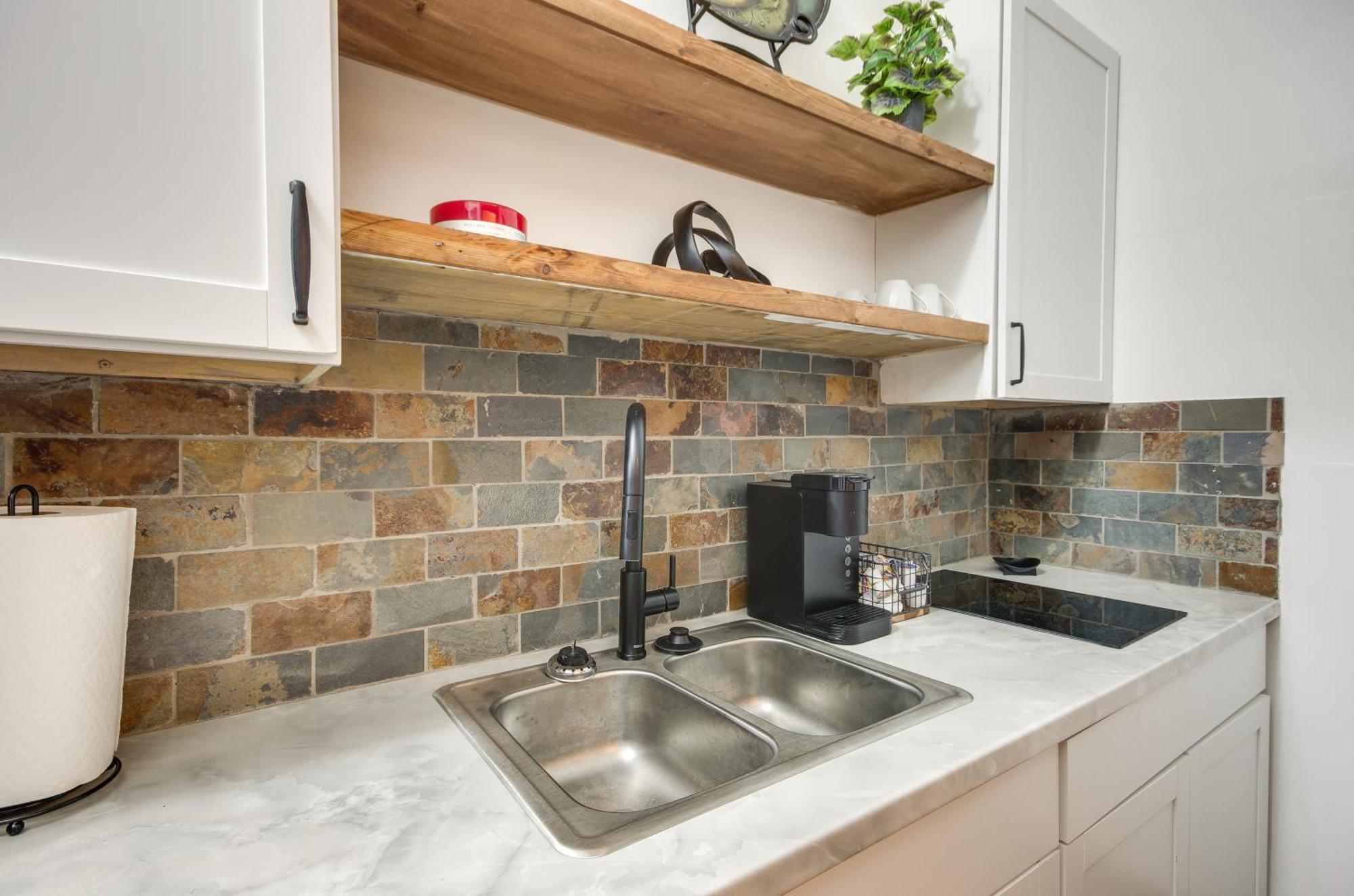 Modern Greenwood Studio Less Than 1 Mi To Downtown! Εξωτερικό φωτογραφία