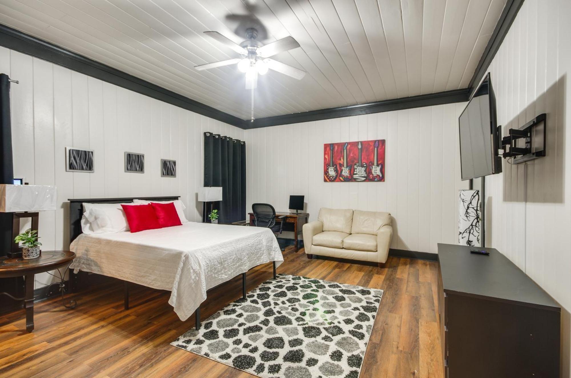 Modern Greenwood Studio Less Than 1 Mi To Downtown! Εξωτερικό φωτογραφία