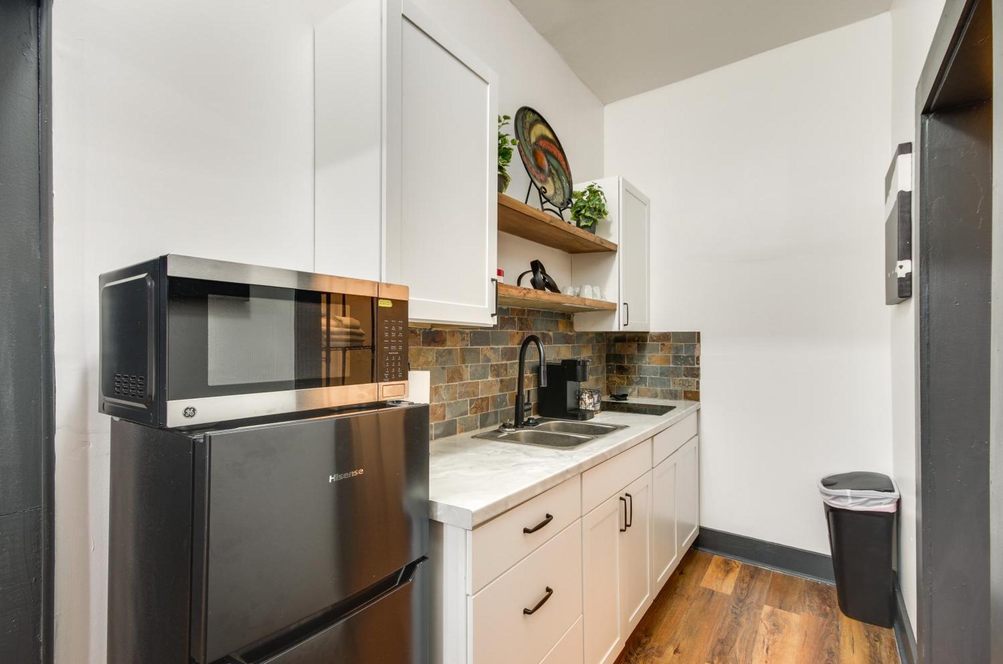 Modern Greenwood Studio Less Than 1 Mi To Downtown! Εξωτερικό φωτογραφία