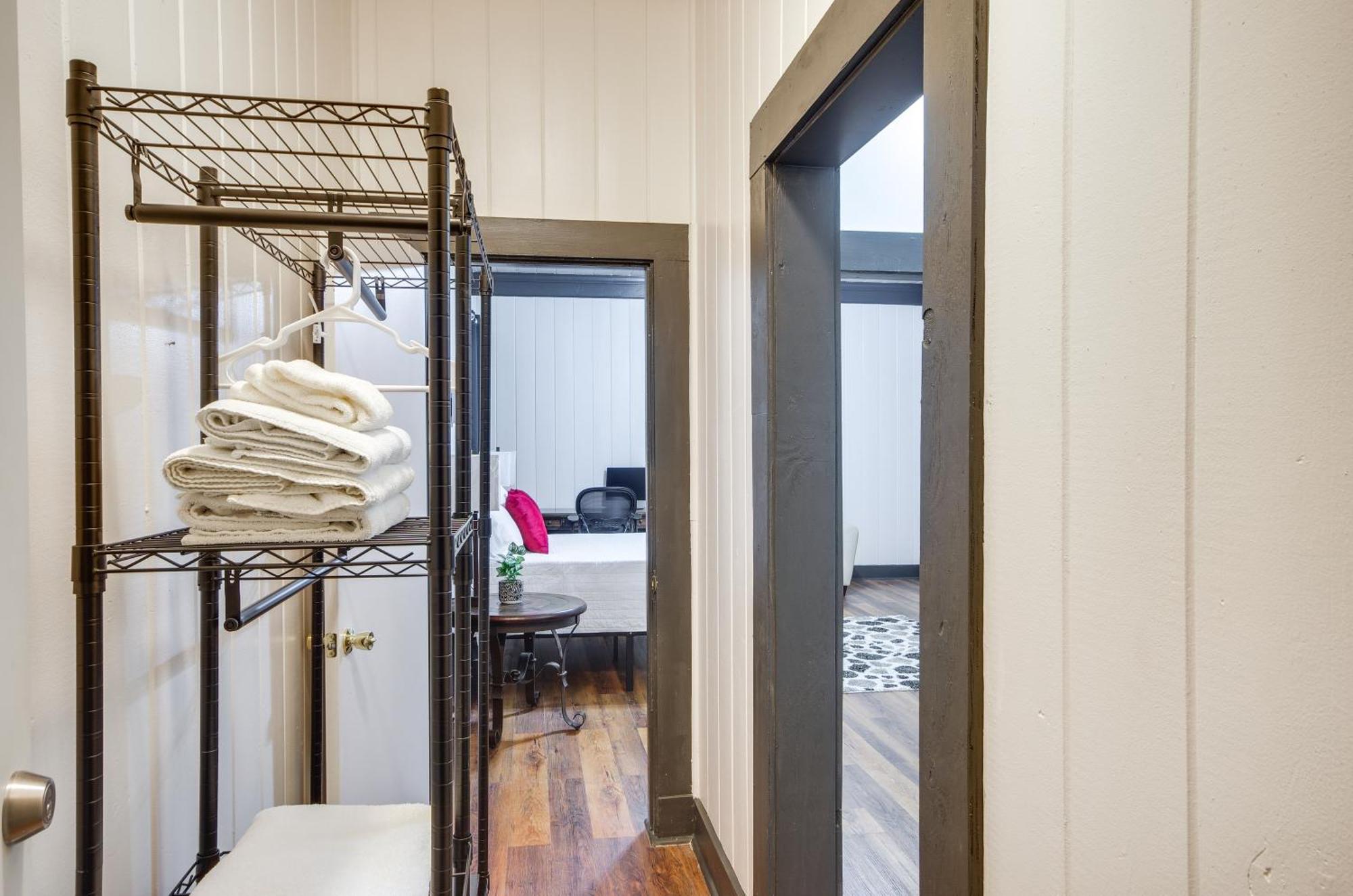Modern Greenwood Studio Less Than 1 Mi To Downtown! Εξωτερικό φωτογραφία